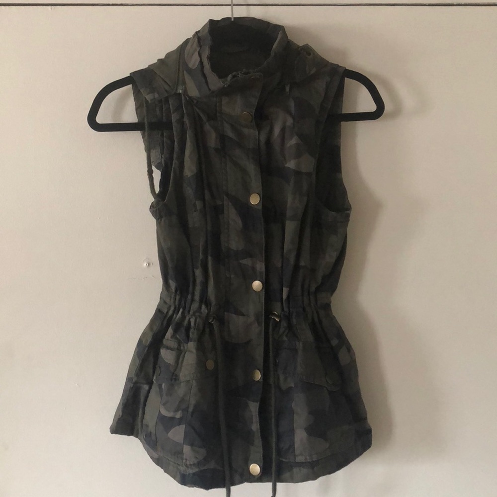 Camo vest with removable hood